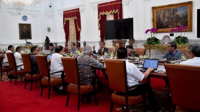 Presiden Joko Widodo atau Jokowi menggelar rapat dengan sejumlah Menteri Kabinet Indonesia Maju di Istana Merdeka Jakarta, Rabu (12/4/2023). (Rusman - Biro Pers Sekretariat Presiden)