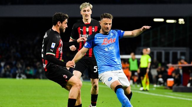 Bek Napoli asal Kosovo Amir Rrahmani (kanan) menantang bek AC Milan asal Italia Davide Calabria (kiri) dan penyerang AC Milan asal Belgia Alexis Saelemaekers selama pertandingan Liga Italia Serie A antara SSC Napoli vs AC Milan pada 2 April 2023 di stadion Diego-Maradona di Napoli.Tiziana FABI/AFP.