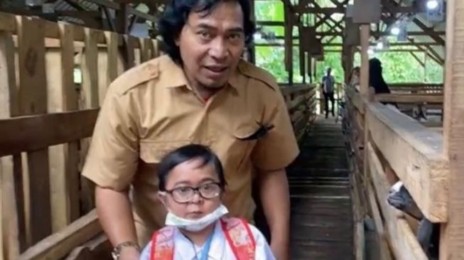 Tulis Ucapan Duka sambil Humor di Postingan Abdel, Komedian Komeng Trending