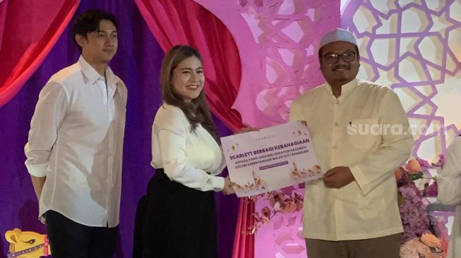 Felicya Angelista dan Immanuel Caesar Hito di kawasan Cikini, Jakarta Pusat pada Selasa (11/4/2023). [Suara.com/Adiyoga Priyambodo]