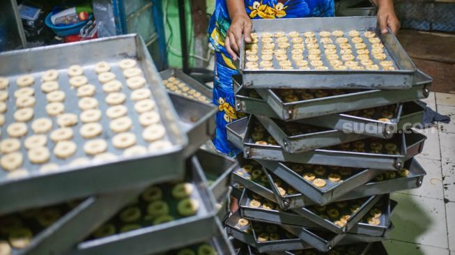 Pekerja menyelesaikan pembuatan kue kering di kawasan Kwitang, Jakarta, Rabu (12/4/2023). [Suara.com/Alfian Winanto]