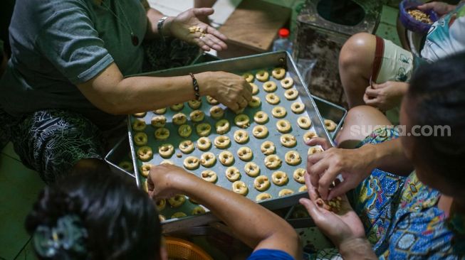 Pekerja menyelesaikan pembuatan kue kering di kawasan Kwitang, Jakarta, Rabu (12/4/2023). [Suara.com/Alfian Winanto]