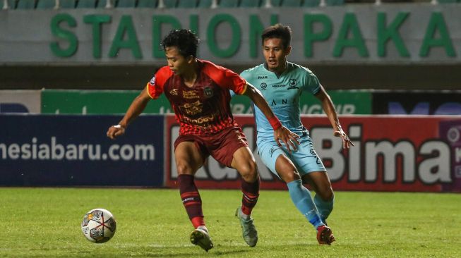 Pesepak bola Rans Nusantara FC Moh Edo (kiri) berebut bola dengan pesepak bola Madura United Guntur Ariyadi (kanan) pada pertandingan BRI Liga 1 di Stadion Pakansari, Kabupaten Bogor, Jawa Barat, Kamis (13/4/2023). ANTARA FOTO/ASPRILLA DWI ADHA/hp. 