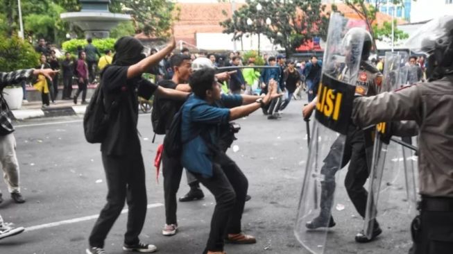 Demo Mahasiswa di Kantor Ganjar Pranowo Berakhir Ricuh, Polisi Tembak Gas Air Mata