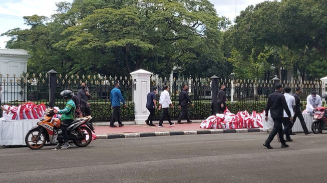 Presiden Joko Widodo atau Jokowi membagikan sembako di depan Istana Negara, Jakarta, Kamis (13/4/2023). (Ist)