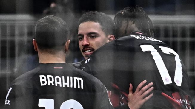 Bek AC Milan asal Aljazair Ismael Bennacer melakukan selebrasi setelah mencetak gol pembuka timnya selama pertandingan leg pertama perempat final Liga Champions 2022-2023 antara AC Milan vs Napoli pada 12 April 2023 di stadion San Siro di Milan.GABRIEL BOUYS / AFP