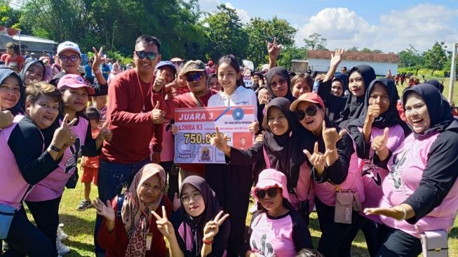 Irma Lina Habibah (kaos putih) dalam sebuah lomba kebersihan lingkungan bersama ibu-ibu. [dokumentasi pribadi]