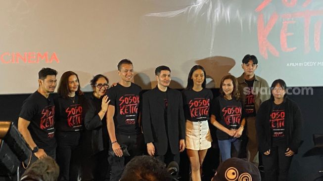 Cast dan kru film Sosok Ketiga usai jumpa pers di CGV Grand Indonesia, Jakarta Pusat, Kamis (13/4/2023) [Suara.com/Tiara Rosana]