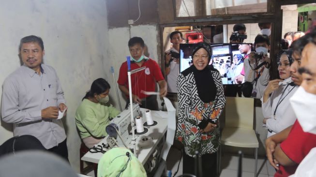 Sambangi Home Industry di Gang Sempit, Ini Pesan Mensos Tri Rismaharini