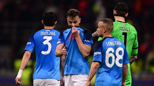 Para pemain Napoli tampil dalam laga perempat final Liga Champions kontra AC Milan di Stadion San Siro, Milan, Italia, Kamis (13/4/2023) dini hari WIB. [Marco BERTORELLO / AFP]