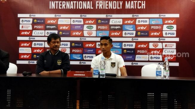 Pelatih Timnas Indonesia U-22, Indra Sjafri (kiri) dan bek Rizky Ridho menghadiri konferensi pers jelang pertandingan uji coba lawan Timnas Lebanon U-22. [Suara.com / Adie Prasetyo Nugraha]