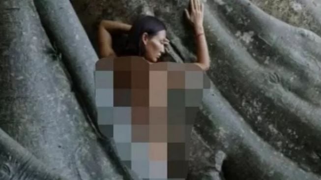 Penyakit Lama Terjadi Lagi, 5 Fakta Bule Telanjang di Pohon Suci Bali