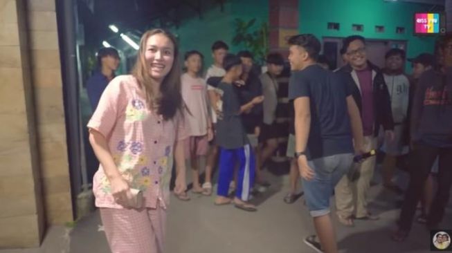 9 Momen Ayu Ting Ting Keliling Bangunin Warga Sahur, Bagi-bagi Duit hingga Minta Lagu