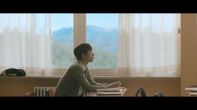 Jungwoo NCT Balik ke Masa SMA di Video Triangular Theory of Love: Intimacy