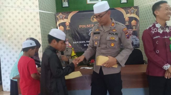 Polsek Cempaka Bagikan Santunan kepada Anak Yatim Piatu