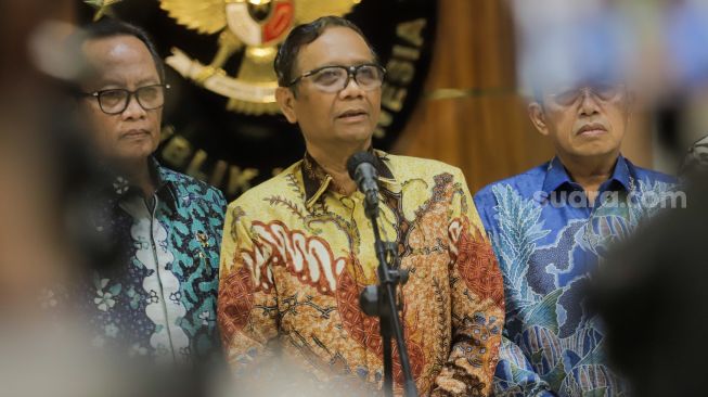 Menteri Koordinator Bidang Politik, Hukum dan Keamanan (Menkopolhukam) Mahfud MD memberikan keterangan pers di Kantor Kemenkopolhukam, Jakarta Pusat, Jumat (14/4/2023). [Suara.com/Alfian Winanto]