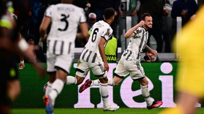 Bek Juventus Federico Gatti (kanan) melakukan selebrasi setelah mencetak gol selama pertandingan leg pertama perempat final Liga Eropa antara Juventus vs Sporting CP, pada 13 April 2023 di stadion Juventus di Turin.Marco BERTORELLO / AFP.