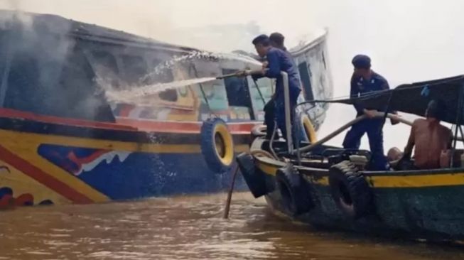 Detik-Detik Kapal Jukung Angkut 40 Ton Beras Terbakar di Sungai Musi