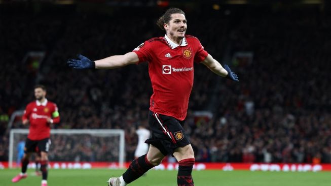 Gelandang Manchester United asal Austria Marcel Sabitzer merayakan gol kedua timnya selama pertandingan leg pertama perempat final Liga Eropa antara Manchester United vs Sevilla di stadion Old Trafford di Manchester, barat laut Inggris, pada 13 April 2023.Darren Staples/AFP