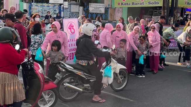 Lucunya Aksi Polisi Cilik TK Bhayangkari 56 Solo Berbagi Takjil, Ajarkan Kepedulian Sejak Dini