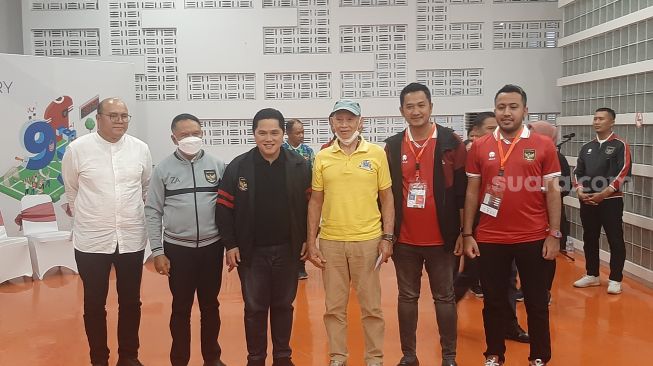 Ketua Umum PSSI Erick Thohir bersama para legenda sepak bola Tanah Air dalam acara syukuran HUT PSSI ke-93 (Suara.com/Adie Prasetyo Nugraha)