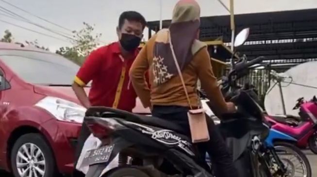 Merasa Sudah Bayar Pajak, Emak-emak Ngamuk Enggan Bayar Belanjaan