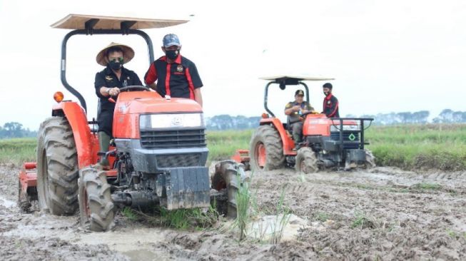 Alsintan Bantu Petani di Banyuwangi untuk Tingkatan Produksi Pertanian