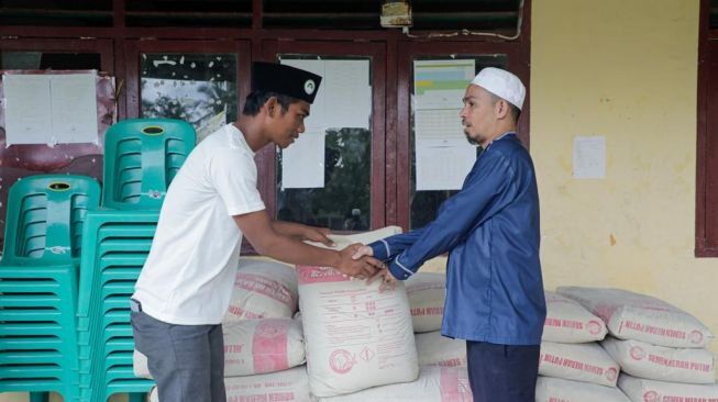 Dukung Pembangunan Musala Ponpes di Tapanuli Tengah, SDG Berikan Bantuan Material