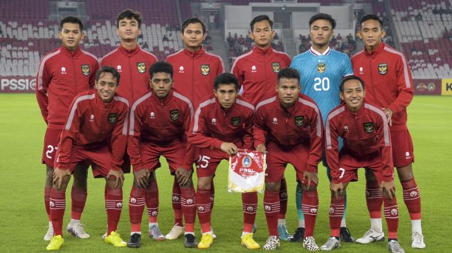 Timnas Indonesia U-22 dalam pertandingan Internasional Friendly Match di Stadion Utama Gelora Bung Karno, Jakarta, Jumat (14/4/2023). ANTARA FOTO/Galih Pradipta/rwa. 