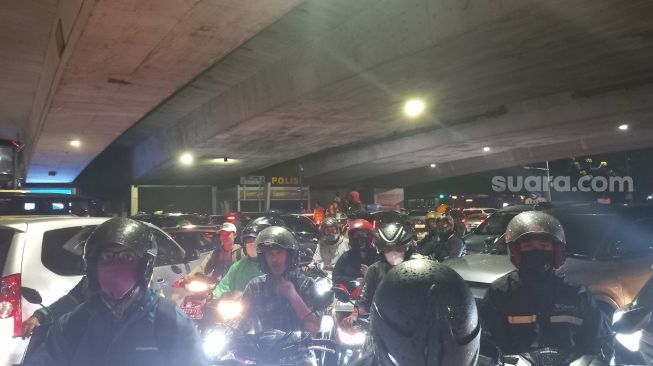 Simpang Tendean dan Kuningan Jaksel Macet Parah Malam Ini, Pemotor Berebut Jalan: Woi Mundur Gantian!