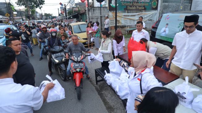 Ringankan Beban Masyarakat Menjelang Lebaran, Rumah Sandiuno Indonesia Berbagi Makanan dan Santunan