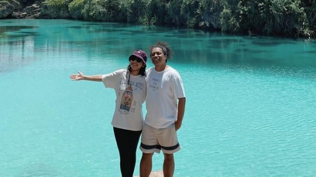 Potret Indah Permatasari dan Arie Kriting Liburan ke Sumba (Instagram/@indahpermatas)