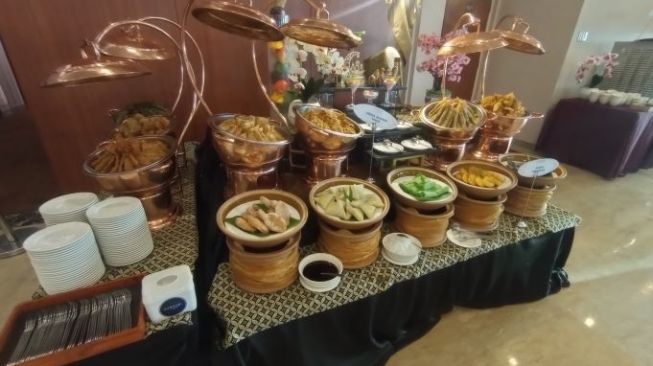 Buka puasa bersama di Avenzel Hotel & Convention. (Fajar/Suara.com)