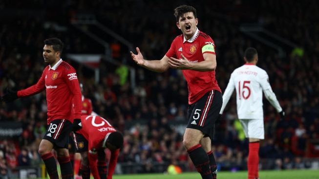 Reaksi bek Manchester United Harry Maguire setelah mencetak gol bunuh diri pada pertandingan leg pertama perempat final Liga Europa antara Manchester United dan Sevilla di stadion Old Trafford di Manchester, barat laut Inggris, pada 13 April 2023. Darren Staples/AFP