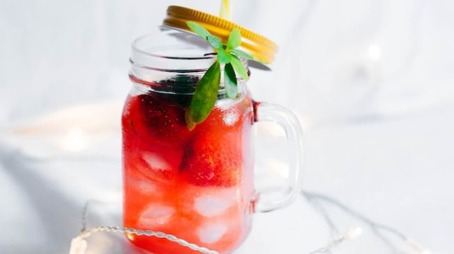 Ilustrasi penyajian minuman strawberry ade (Unsplash/Alexandra Gorn)