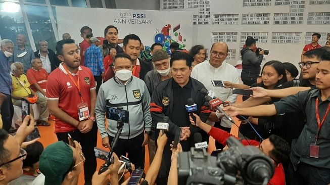 Ketua Umum PSSI Erick Thohir saat ditemui di Stadion Utama Gelora Bung Karno, Senayan, Jakarta (Suara.com/Adie Prasetyo Nugraha)