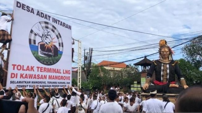 Koster Kukuh Lobi Luhut Agar Restui Terminal LNG, WALHI Bali : Mengapa Memaksa?
