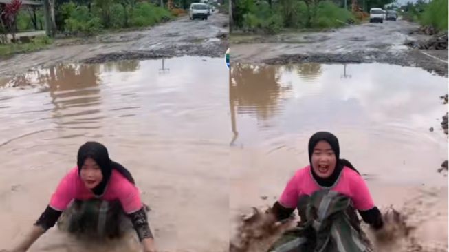 Emak-Emak Nekat Berenang di Jalan Rusak Rumbia Lampung: Dulu Bisa Mancing, Sekarang Jadi Waterboom