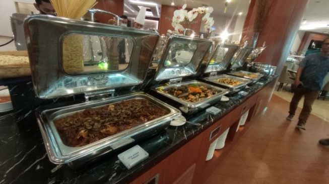 Buka puasa bersama di Avenzel Hotel & Convention. (Fajar/Suara.com)