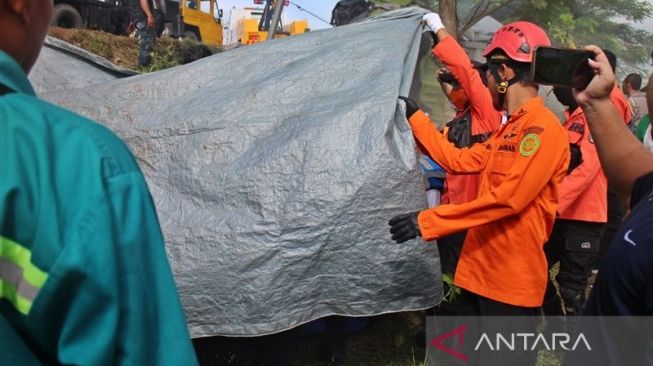 Delapan Korban Tewas Kecelakaan Maut di Tol Boyolali Teridentifikasi