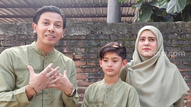 Fairuz A Rafiq, Sonny Septian dan King Faaz di kawasan Tendean, Jakarta, Jumat (14/4/2023). [Suara.com/Adiyoga Priyambodo]