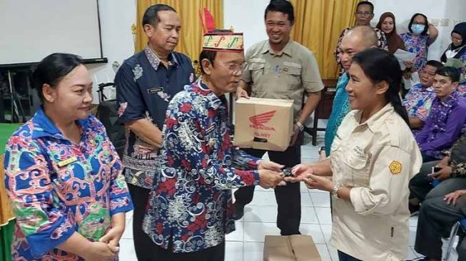 Plt Bupati Kapuas Serahkan 104 Unit Kendaraan Operasional Penyuluh Pertania