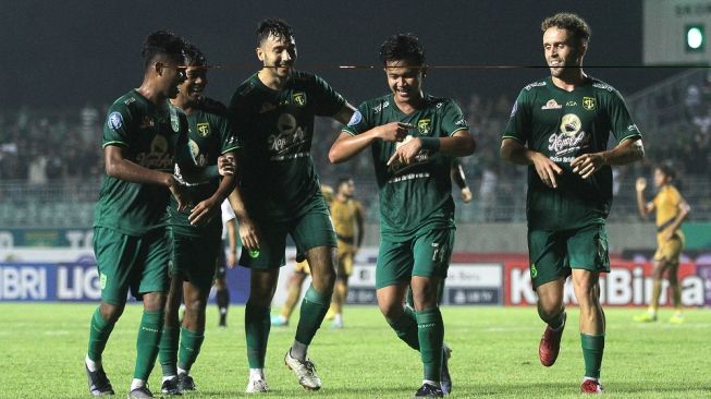 Pesepak bola Persebaya Denny Agus Setiawan (kedua kanan) melakukan selebrasi bersama rekannya usai mencetak gol ke gawang Dewa United pada pertandingan Liga 1 di Stadion Gelora Joko Samudro, Gresik, Jawa Timur, Sabtu (15/4/2023). ANTARA FOTO/Moch Asim/aww. 