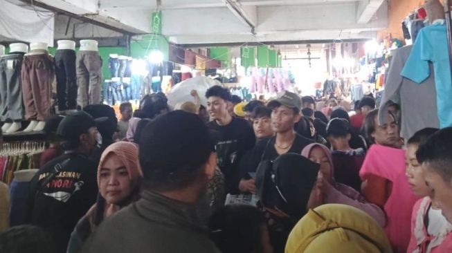 Seminggu Jelang Lebaran, Pasar Tanah Abang Penuh Sesak Diserbu Pembeli, Gamis Lesti Kejora Jadi 'Idola'