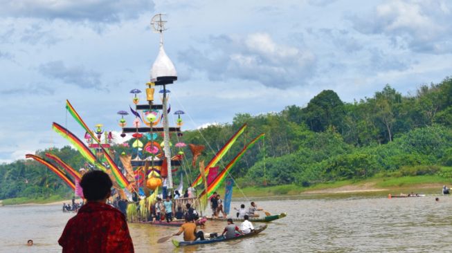 Perahu Baganduang: Tradisi Sambut Idulfitri dari Lubuk Jambi