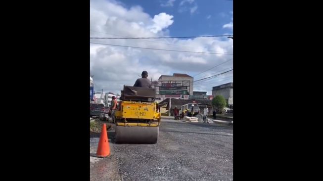 Bima Effect! Jalan di Pringsewu Langsung Diperbaiki, Warga: Makasih Bima