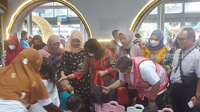 Menteri Pemberdayaan Perempuan dan Perlindungan Anak (PPPA) I Gusti Ayu Bintang Darmawati, hari ini mengunjungi Stasiun Pasar Senen, Jakarta/Achmad Fauzi