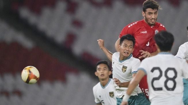 Suasana laga Timnas Indonesia U-22 vs Lebanon di Stadion Utama Gelora Bung Karno (SUGBK), Senayan, Jakarta, Minggu (16/4/2023) malam. [ANTARA FOTO/M Risyal Hidayat]