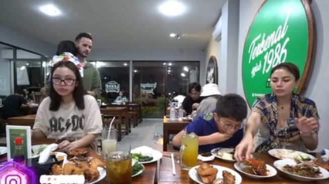 Antonio Dedola gendong anak Nikita Mirzani yang menangis. (TikTok/ @sukakknyemil)