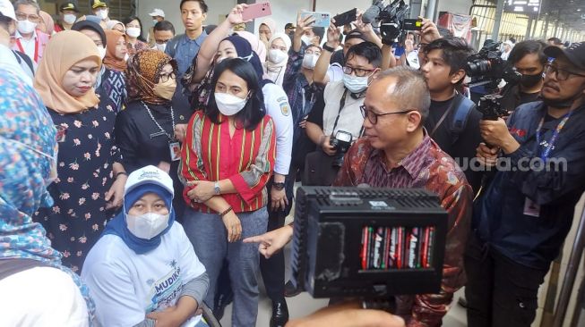 Menteri Pemberdayaan Perempuan dan Perlindungan Anak (PPPA) I Gusti Ayu Bintang Darmawati, hari ini mengunjungi Stasiun Pasar Senen, Jakarta/Achmad Fauzi